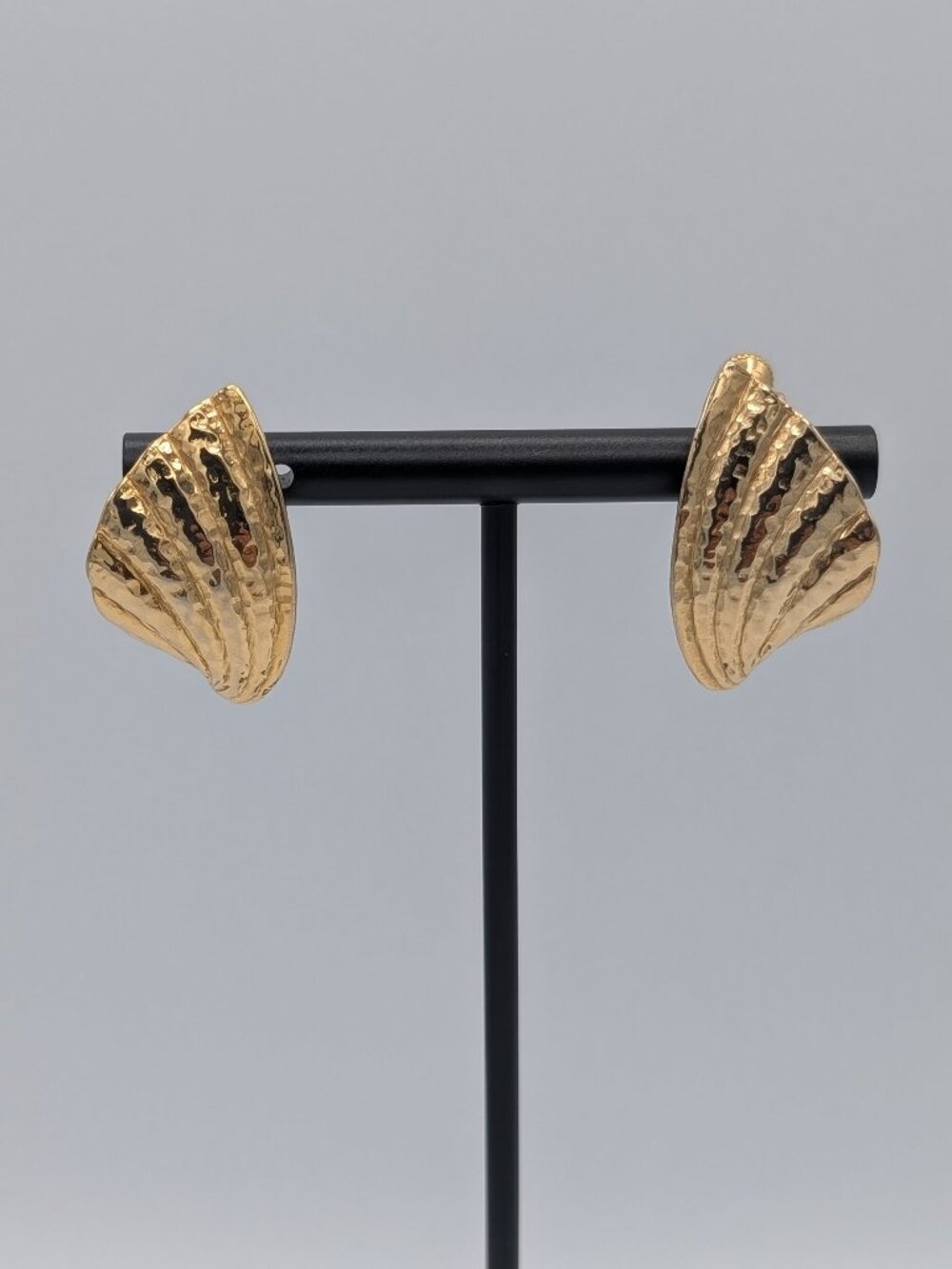 Vintage 1950s Gold Textured Seashell Fan Wing Screw Back Clip On Earrings MCM